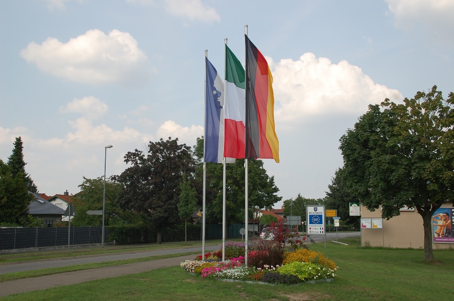 Bandiere di benvenuto all'ingresso di Reilingen